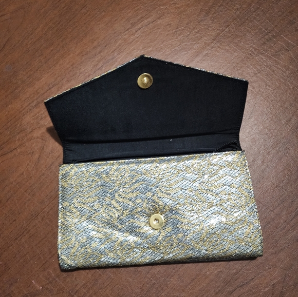 Elegant Gold and Silver Clutch - Picture 2 of 7